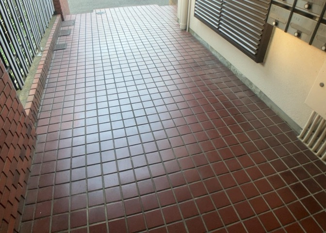 受付はマンションコンシェルジュがいる場合もあれば、管理人が滞在する小部屋を総称して呼ぶことがあります。主にエントランスに設置されていることから、防犯面でも期待ができます。防犯設備がない場合はより安心！