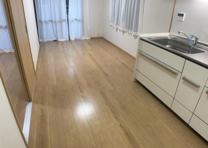 直線タイプはLとDKを一直線に並べた形で対面キッチンのタイプです。一般的なのでよく見かけるかもしれません。直線タイプに似た直接アイランドタイプは、キッチンとダイニングの間に壁がない分広く感じられます。