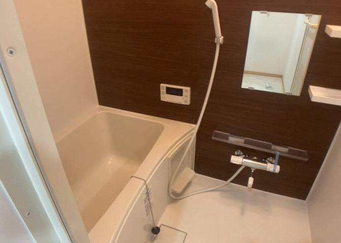 入浴時の快適さも大事なことですが、綺麗な状態を維持できなければ気持ちよく入浴できません。毎日の掃除が楽という点は大事なポイントになります！カビが生えにくく掃除がしやすい、壁や浴槽を選ぶといいでしょう。