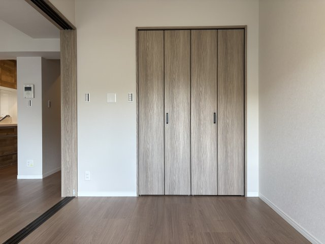 リビングと洋室を仕切りつつ、開け放てば広い空間の一体感が出せます。