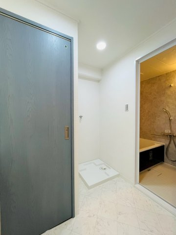 洗濯機から床への漏水を防ぐことが出来る防水パン設置済み。