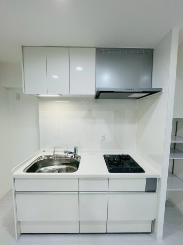 お部屋に合わせたホワイトのシステムキッチン。