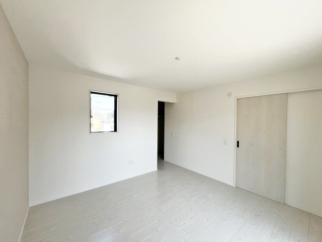ダブルベットをおいてもゆとりがある広さ8帖洋室です。W.I.C付き