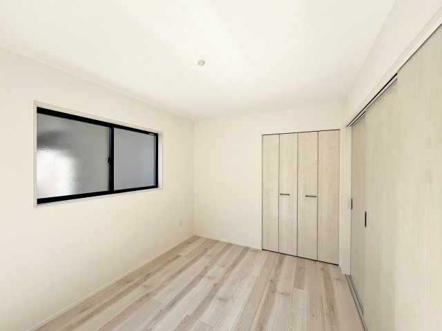 1階6帖洋室です。温かみのある室内。リビングに併設。リビングからそのまま寛げます。お子様の遊び場にも！