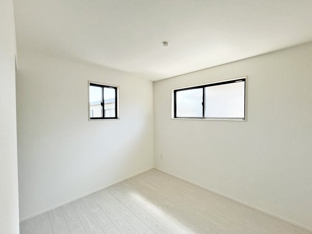 5.2帖洋室、子供部屋にもいいですね。お部屋スッキリ片付くW.I.C付き