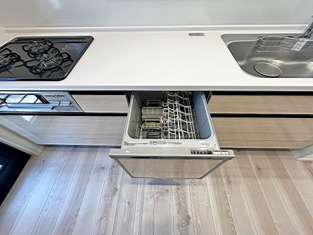 家事の負担を軽減する食器洗浄乾燥機付きです。洗浄から乾燥までお任せください！