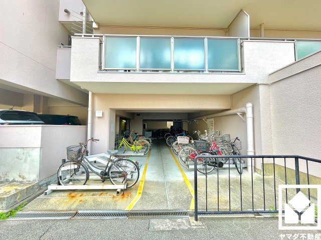 サイクルラック付きの駐輪場を設置。スッキリ整理されて、自転車同士が接触・転倒しにくい設計です。（月額200円）