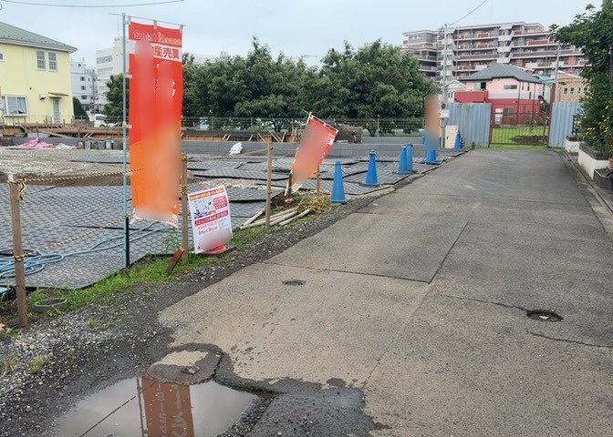 土地の面積＝住宅面積ではありません。建ぺい率の問題などで、土地のある場所によって住宅を建てられる面積は限られています。高さもしかり、「土地」という言葉の中には、建築条件も含まれると考えておきましょう。