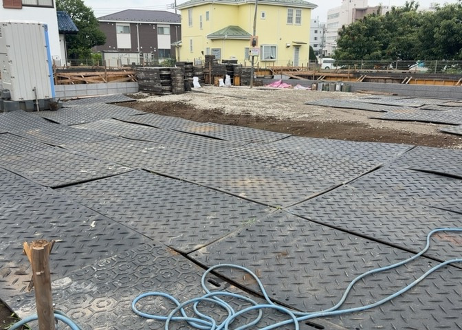 家を建てる場合、方位は要チェックです。現実的に日当たりのよい家ならばリビングは南側、建築基準法でも北側に当たる家への配慮は求められています。土地を見学に行く際は、方位磁針を持って行くようにしましょう。