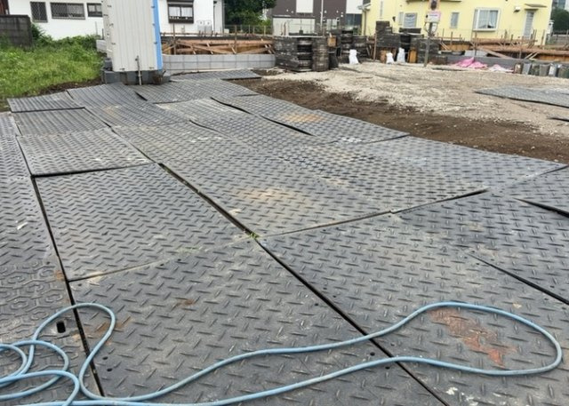 土地の前の道路に消火栓が設置されていることがあります。この場合、道路交通法第45条第1項により、駐車禁止の場所が指定されています。そのため、車庫などの駐車スペースをつくることができない場合があります。