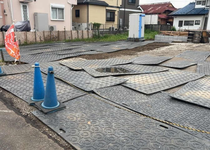 現地に行くなら、物件の周囲の地形がどうなっているかを見ることも大切です。周辺より低くなっている土地では、大雨などで水が集まりやすいため、地盤が弱くなっているということも考えられるため、注意が必要です。