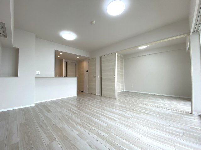 別角度から撮影したリビングダイニングです。お部屋全体に自然光が差し込み、明るい雰囲気が広がります。お食事の場とくつろぎの場をしっかりと分けられる使い勝手の良い間取りレイアウトです。