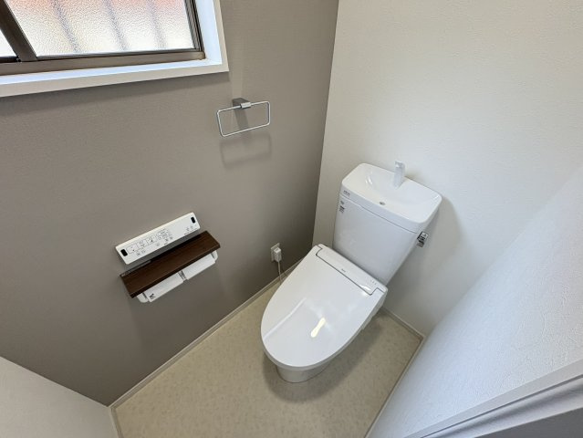 リフォーム済みで清潔感のあるトイレ空間です。温水洗浄便座付きで快適性にも配慮。窓付きで明るく、換気もしやすい設計となっています。毎日使う場所だからこそ、快適さを重視した仕上がりです。