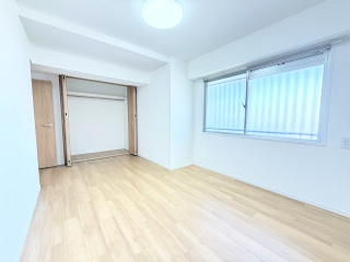 【北東側洋室約7.9帖】7.9帖の広々スペースです！クローゼット有！