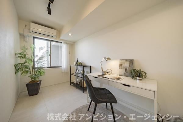 デスクや棚を置いても余裕のある洋室。在宅ワークや趣味の時間に集中できる、静かで心地よい個室空間です。