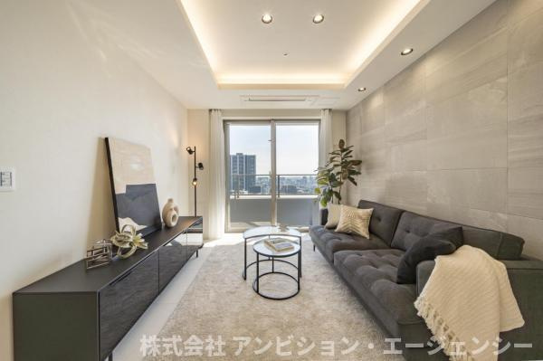 眺望を楽しむ特等席。折り上げ天井と間接照明が、夜にはホテルライクで贅沢な空間を創り出します。