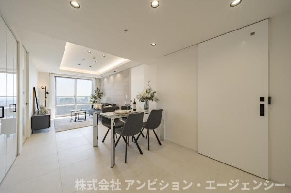 開放感あふれるワイドリビング。大きな窓から光が降り注ぎ、家族が集う場所を明るく爽やかに包み込みます。
