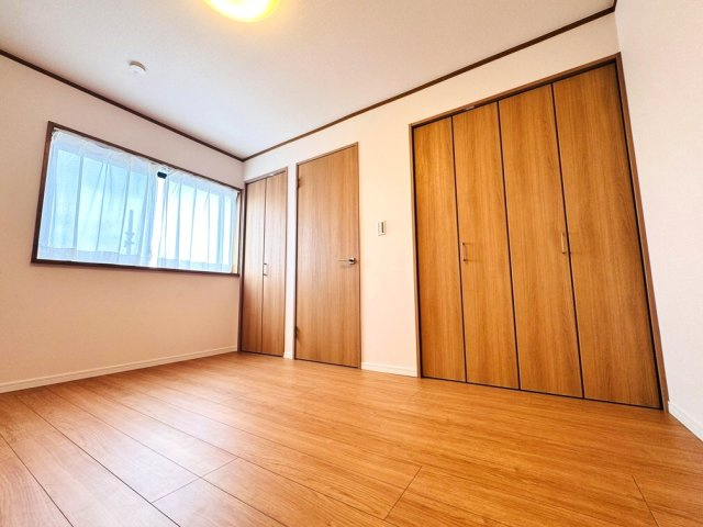 3階5.8帖の洋室。全室2面採光により明るい室内。　