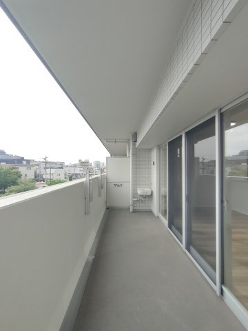 【浴室】　ゆったりとしたバスルームで一日の疲れを癒せます。