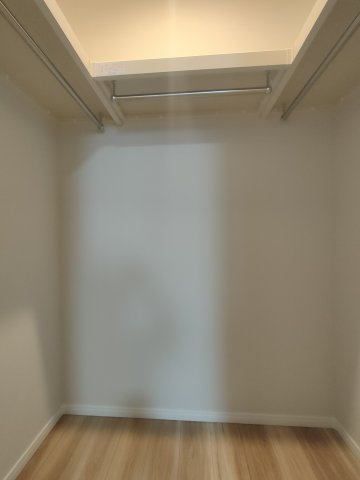 【洋室2　収納】　各部屋に収納を備え、衣類や荷物もすっきり整理できます。