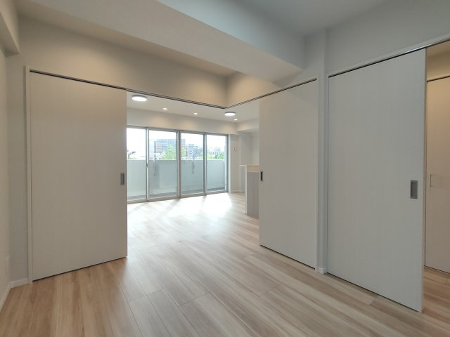 【洋室3　約5.5帖】　リビングと隣接した洋室は、扉を開放すれば一体空間としても使える便利な一部屋。　