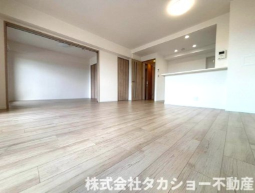 家族が集まるリビングは明るく広々しております。　お部屋からの眺望も良好です!