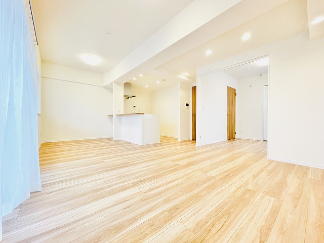 お部屋は10階に位置しており南西向きのため、日当たり・通風良好です。また、角部屋なのでプライバシー性が高く快適にお過ごしいただけます。