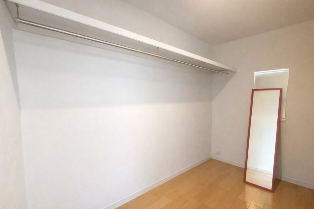 約3帖のウォークインクローゼットは衣類や小物をまとめて収納できる頼もしいスペース。ハンガーパイプが長く設けられておりシーズンごとの衣類管理もスムーズです。スーツケースや季節家電なども収納できます。　
