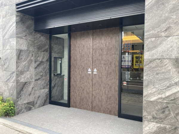 【プレサンスロジェ守山駅前の玄関】