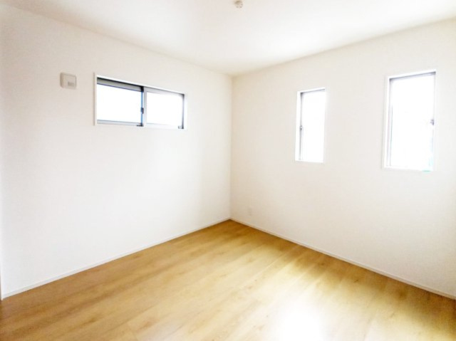 2階洋室5.2帖です。お子様の部屋にも良いですね。（施工例）