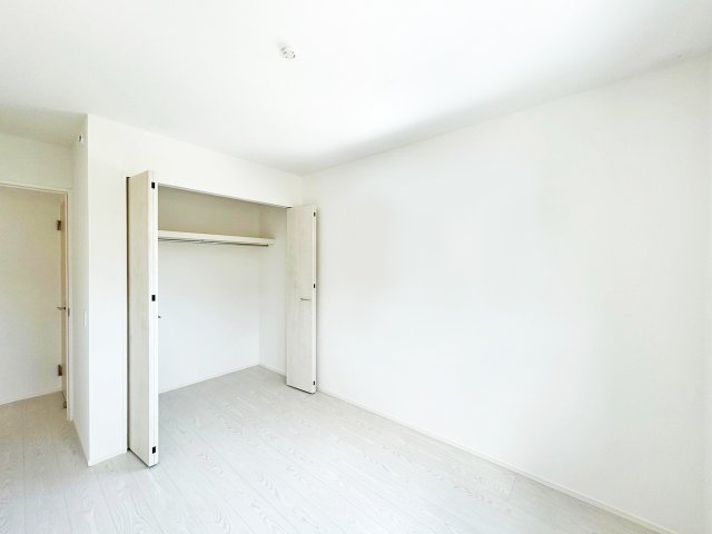 2階洋室です。各部屋に収納あります。お子様各々お部屋が持てます。（施工例）