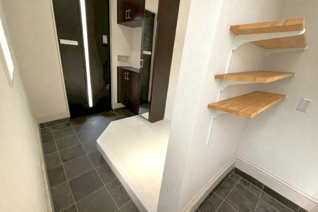 壁の裏にも収納できて、玄関がスッキリです♪