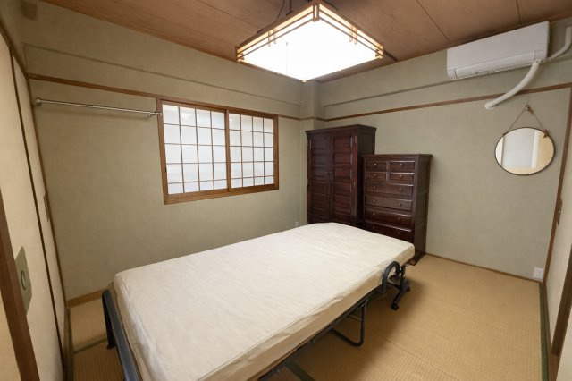 寝室としても使いやすい落ち着いた和室です。畳ならではのやわらかな雰囲気が心地よく、ゆったりとくつろげる空間です。生活スタイルに合わせた使い方が可能です。静かな環境で、日々の疲れを癒すことができます。