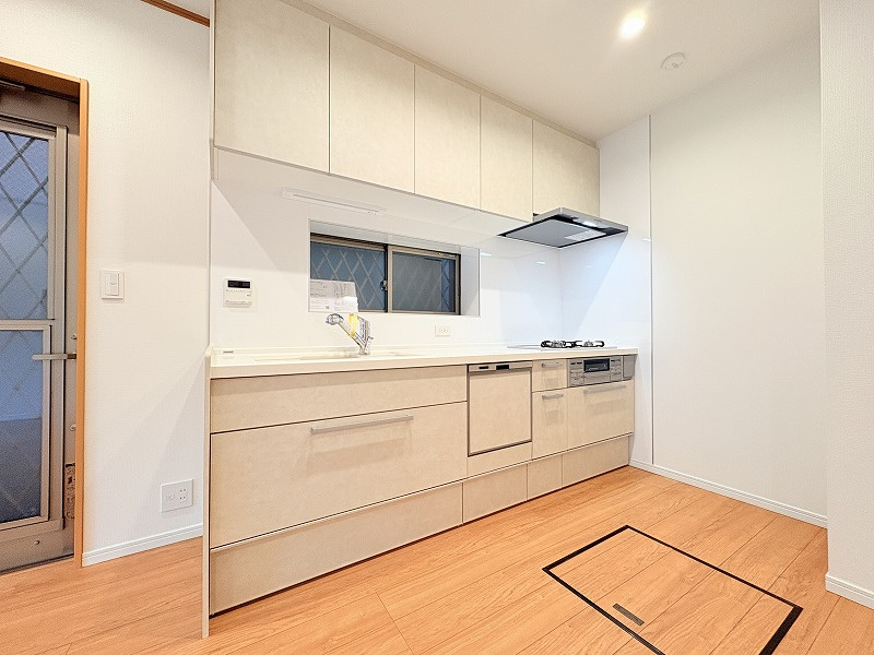 家事の負担を減らす食洗機・浄水器付きシステムキッチン。忙しい子育て世帯を応援する快適な設備仕様です。