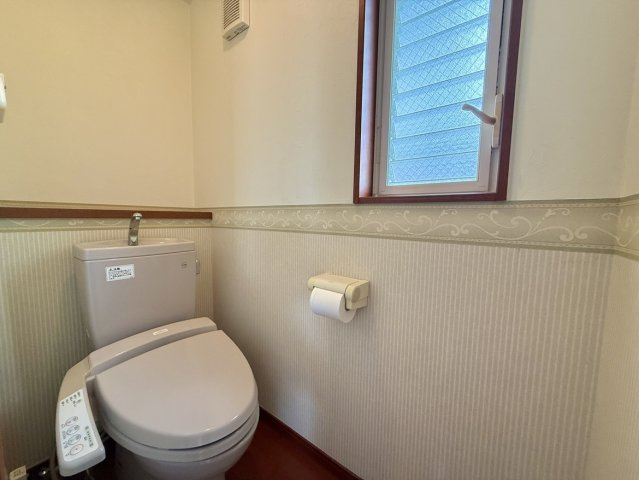 窓からの自然光と換気で、清潔感のあるトイレ空間。落ち着いて過ごせる快適な設備です。