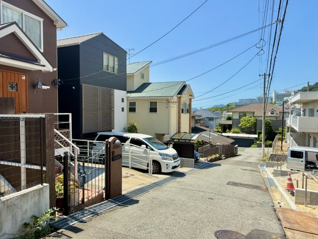 静かな住宅街の一角に佇む立地。落ち着いた雰囲気の中で穏やかな暮らしが叶います。