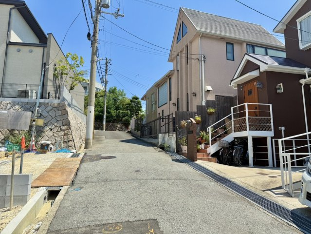 高台からの見晴らしも楽しめる閑静な住宅街。周辺環境の落ち着きも大きな魅力です。