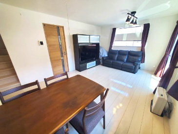 家具を配置しても広さを感じられるリビング。シンプルな設計でインテリアも楽しめます。