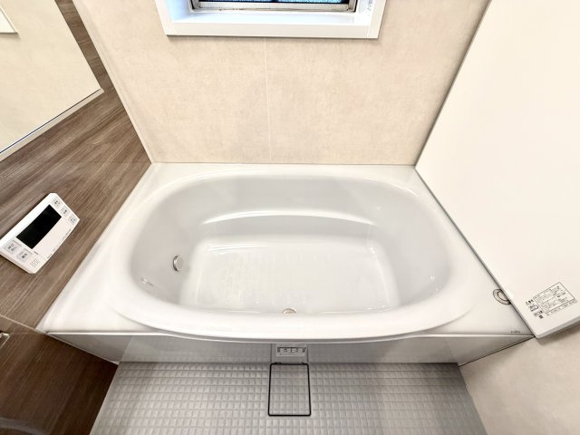 【浴室】　窓があり換気もしやすく、明るく清潔感のある心地よい浴室に仕上がっています。