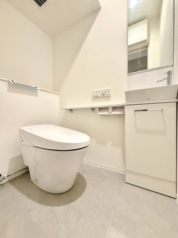 【トイレ】　トイレは温水洗浄便座付です。清潔感のある落ち着いた雰囲気の空間です。