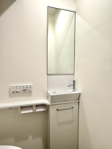 【洗面台】　トイレ内に手洗い用の洗面台を設けており、来客時にも配慮できる便利な造りです。