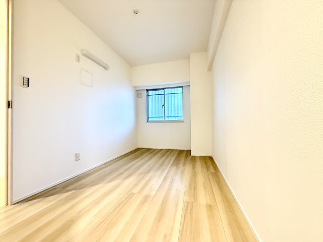 【洋室約5.5帖】　窓からの光が入る明るいお部屋で、寝室や書斎として使いやすい広さです。