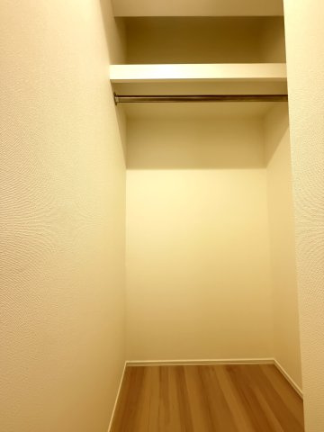 【洋室約5.5帖　収納】　洋室に備わった収納スペースで、衣類や荷物の整理に役立ちます。