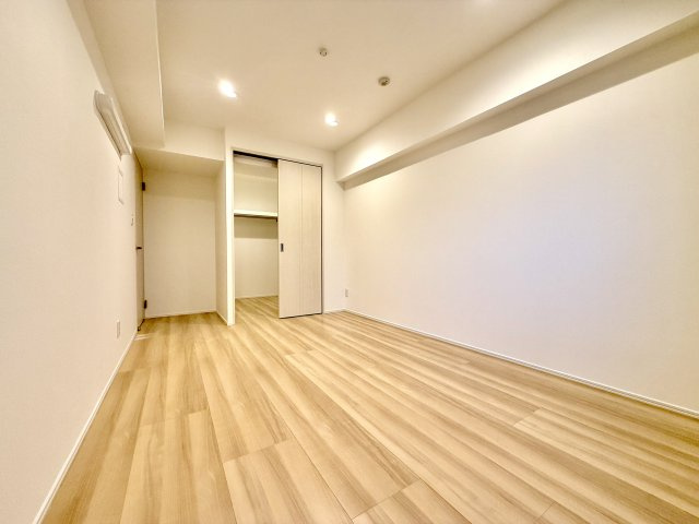 【洋室約7.8帖】　2面採光で明るく、一日を通して快適に過ごせるゆとりの主寝室です。