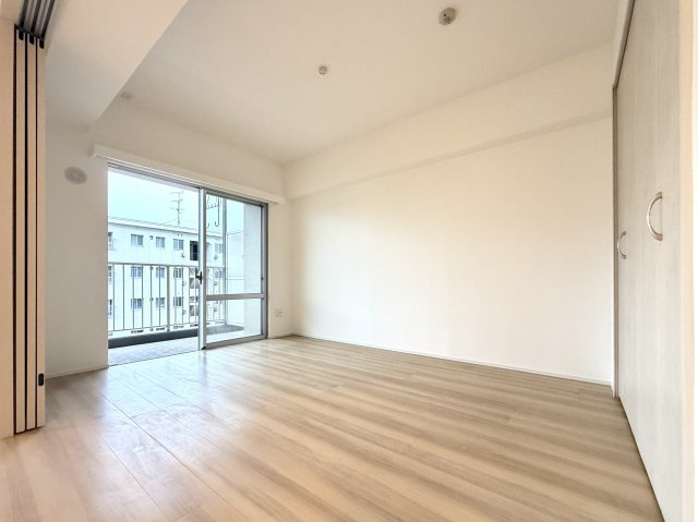 【洋室約6.2帖】　お子様のお部屋にちょうど良い広さで、勉強や遊びのスペースにも使えます。
