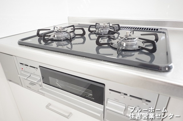 お料理が楽しくなる3口コンロ・グリル付き！