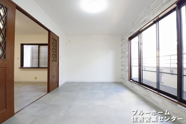 洋室です！お部屋には収納やバルコニーに出入りできる窓があります！