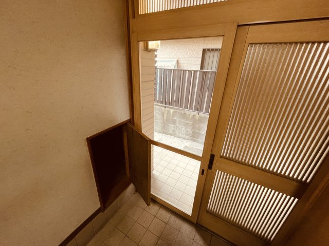 網戸付き玄関と階段下収納