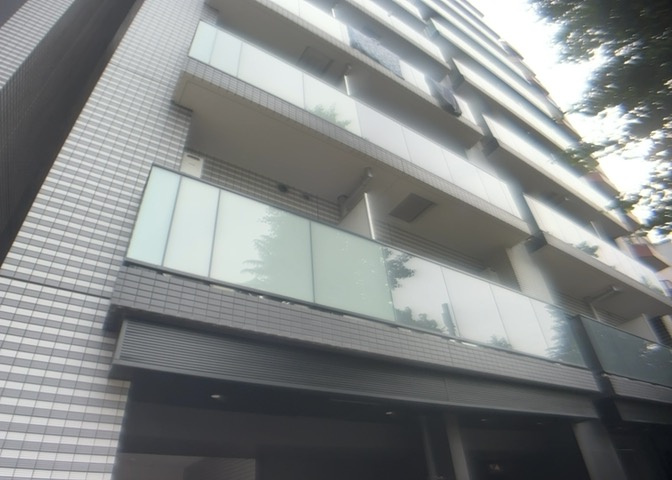 中庭（パティオ）とは、一つの建築物の内部に設けられた、壁などで囲われている庭のことを指します。コの字型、ロの字型が主流ですが、L字型の中庭もあります。最近では、インテリア性の高さからも人気があります。