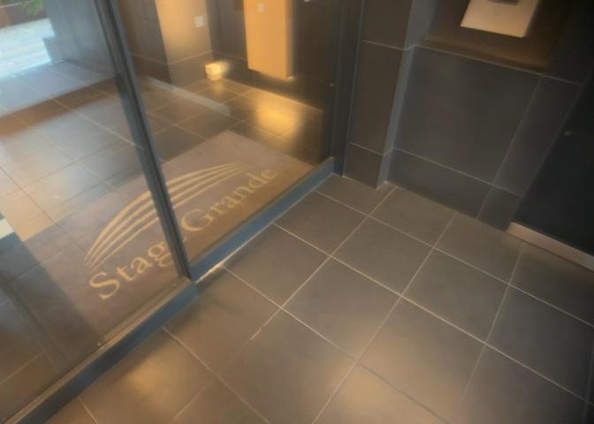マンションのエントランスには、もともと風よけや防犯の役割がありますが、マンションによって宅配ボックスなどの設備が備わっている所もあります。日々の生活をイメージしながら生活しやすさをチェックしましょう。